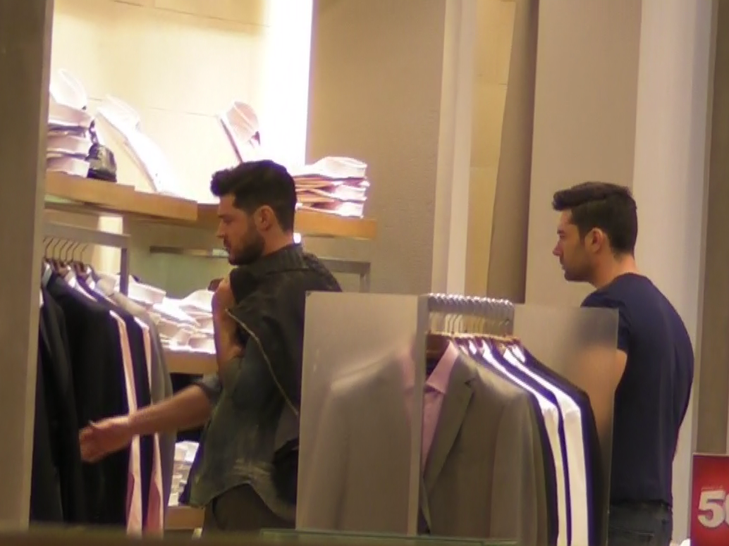 Victor a mers cu un prieten la mall pentru a-si cauta un costum