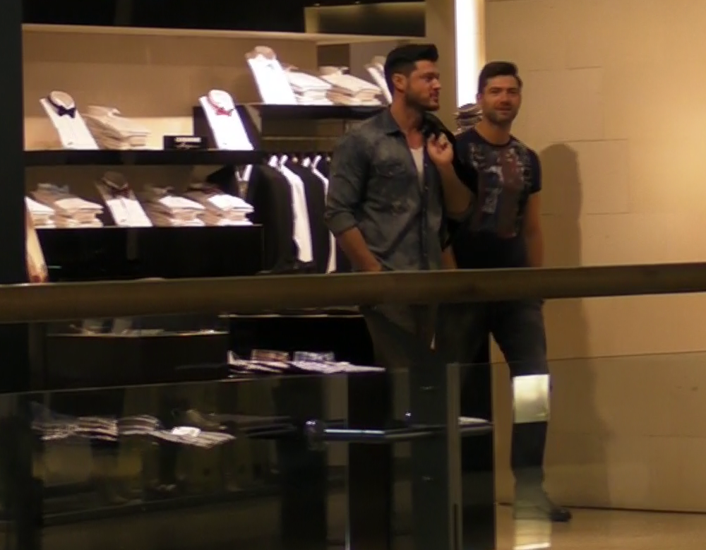 Cei doi barbati ies dezamagiti din magazin