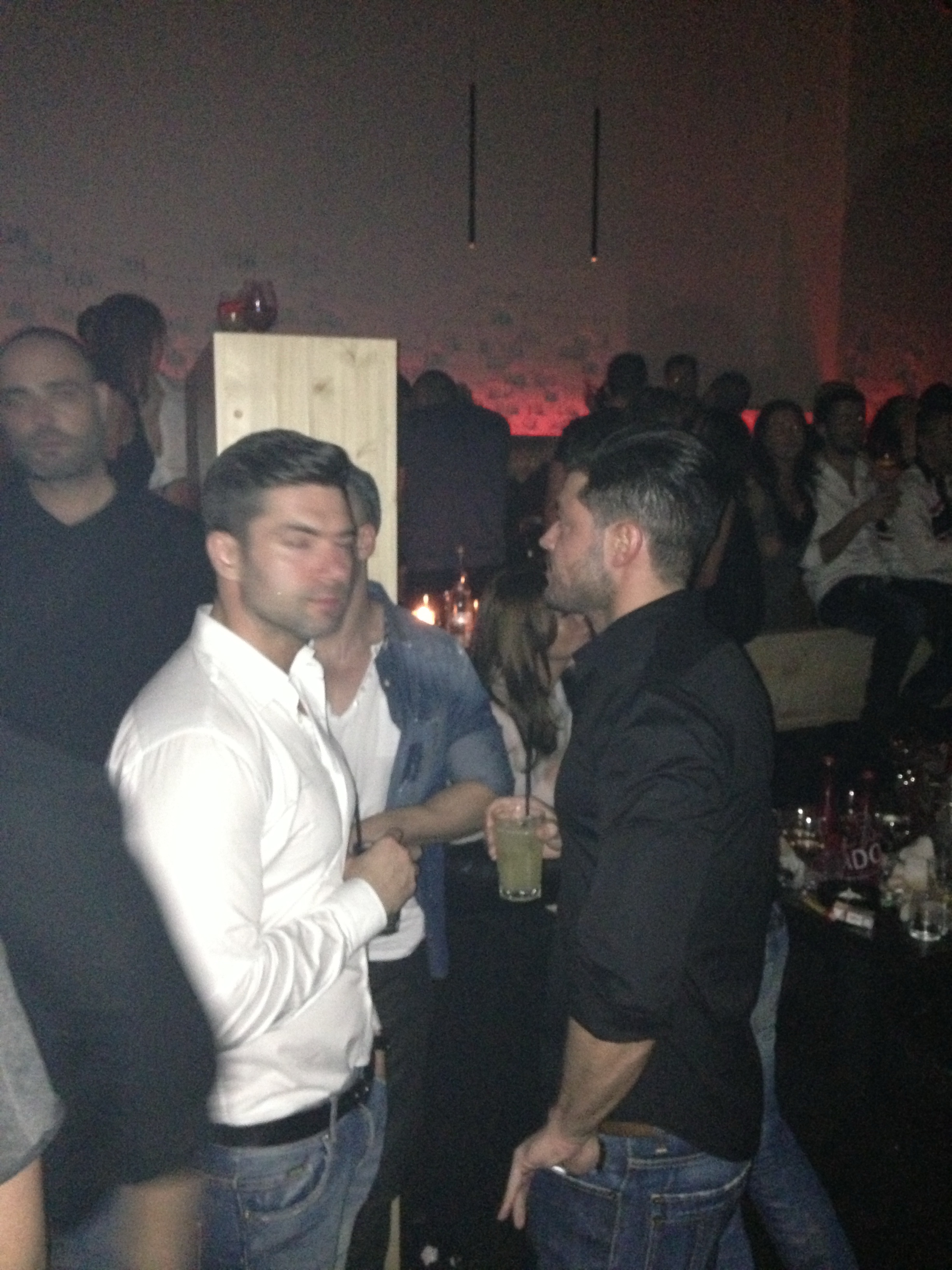 Prezentatorul tv nu mai poate iesi linistit la club