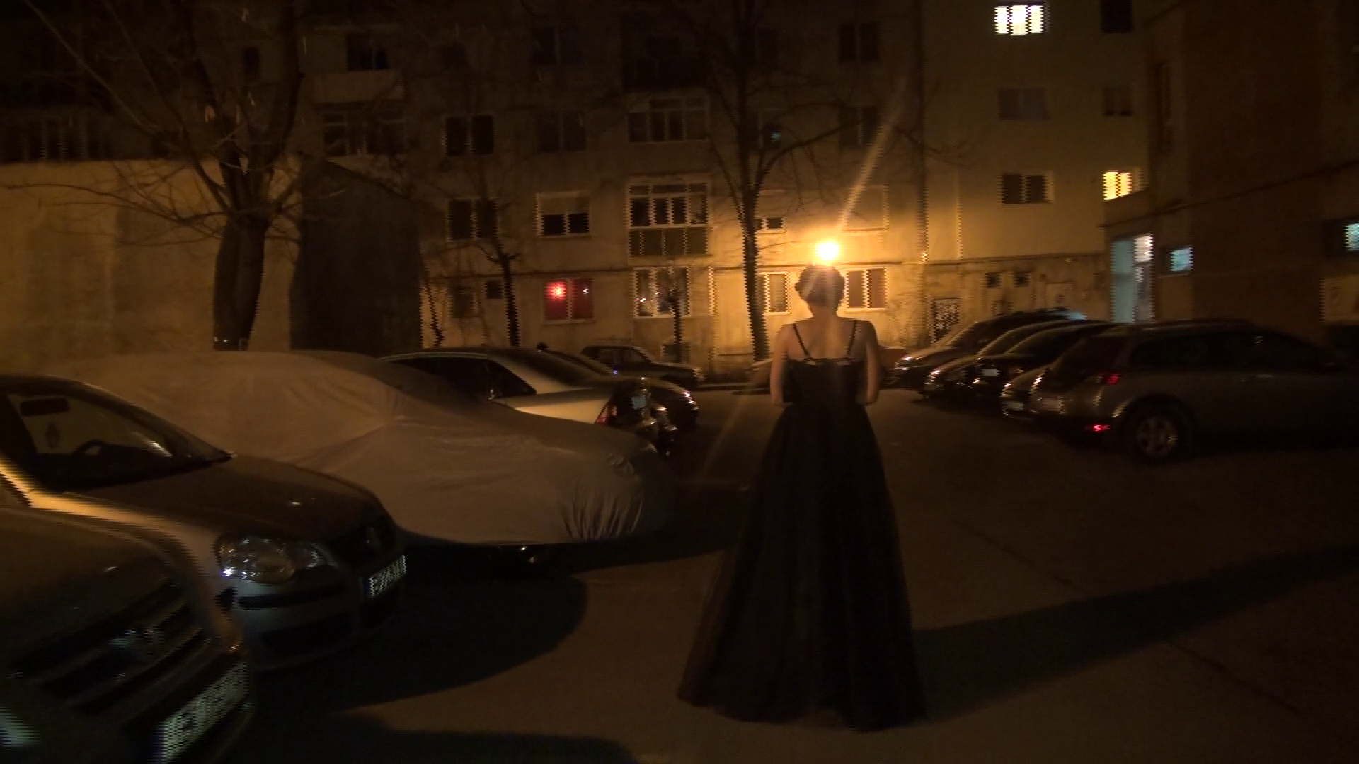 A stat de vorba cu paparazzi, iar apoi s-a indreptat catre casa