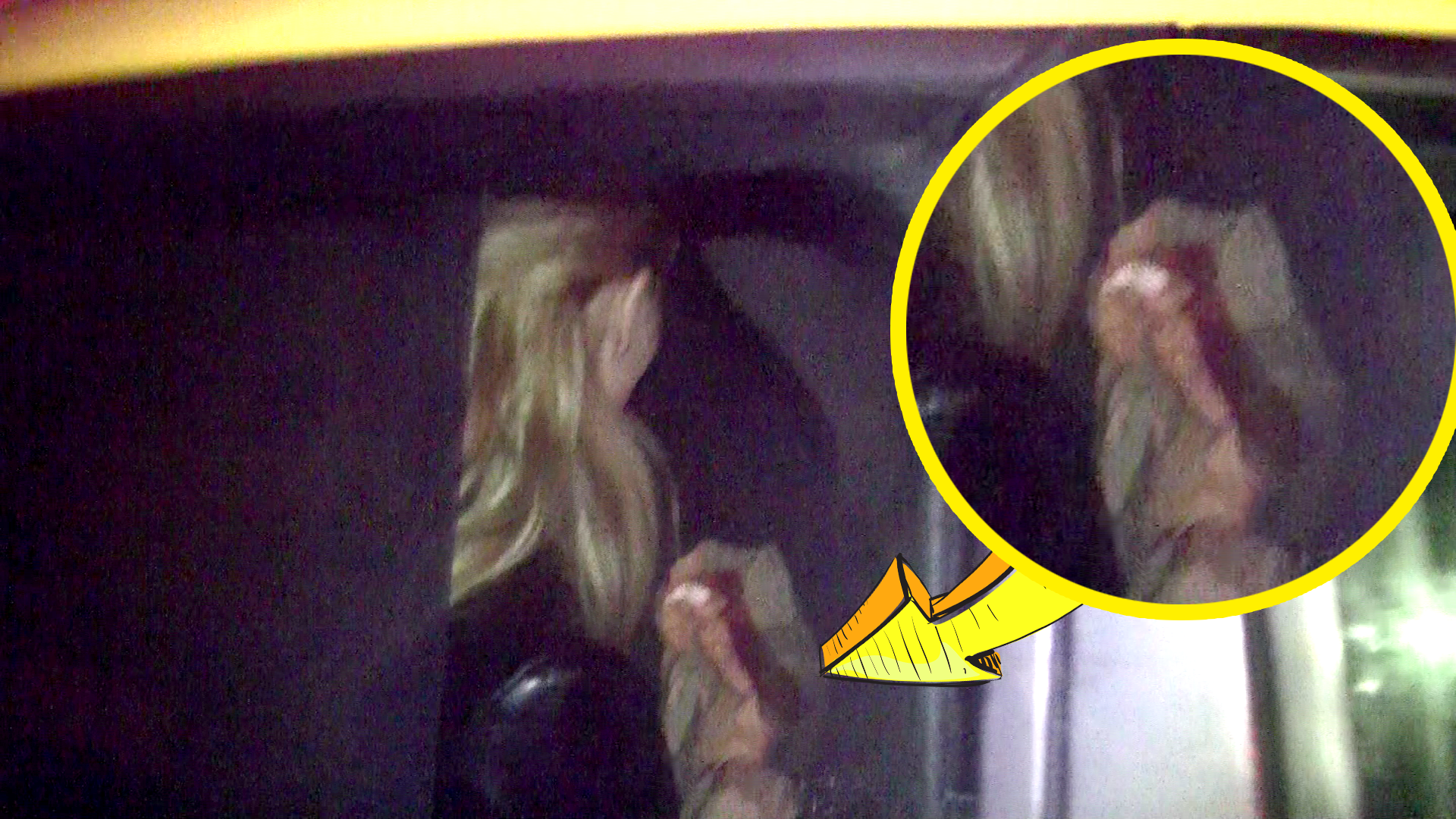 In urma cu patru luni, Iulia a fost surprinsa in timp ce ajungea acasa cu taxiul. Vedeta avea cu ea o punga de fast-food