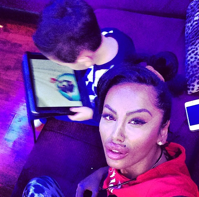 Bruneta si-a injectat din nou buzele