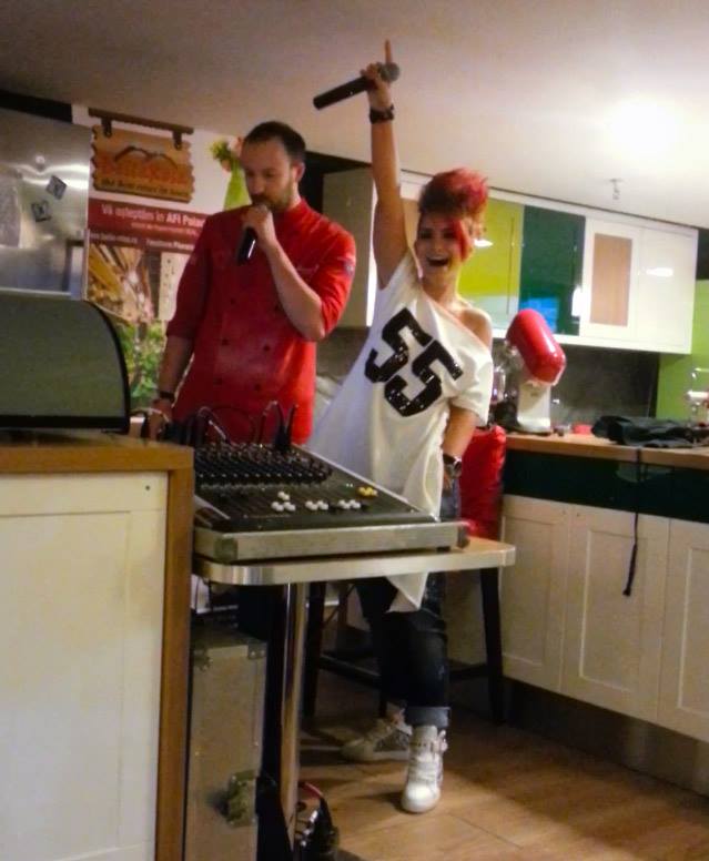 Alex si Maria au cantat in duet de 1 Martie foto: Facebook