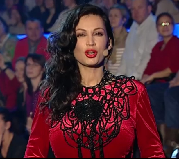 Nicoleta isi mareste buzele frecvent