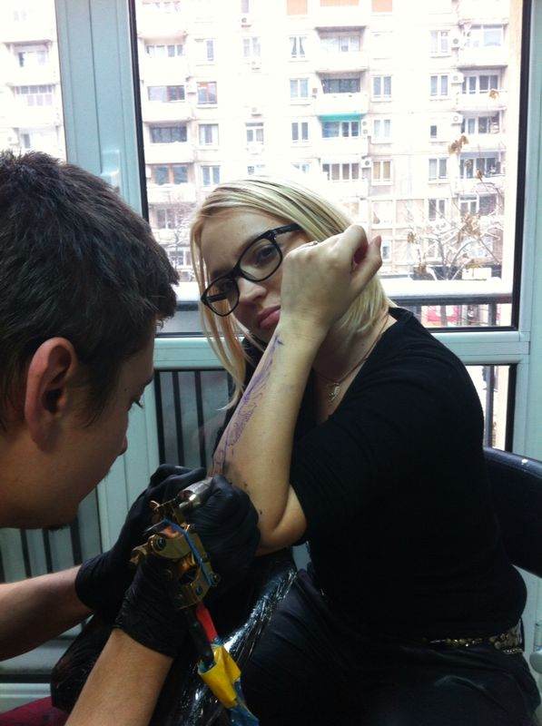 Aura a indurat sase ore de chin pentru tatuajul ei foto: arhiva personala