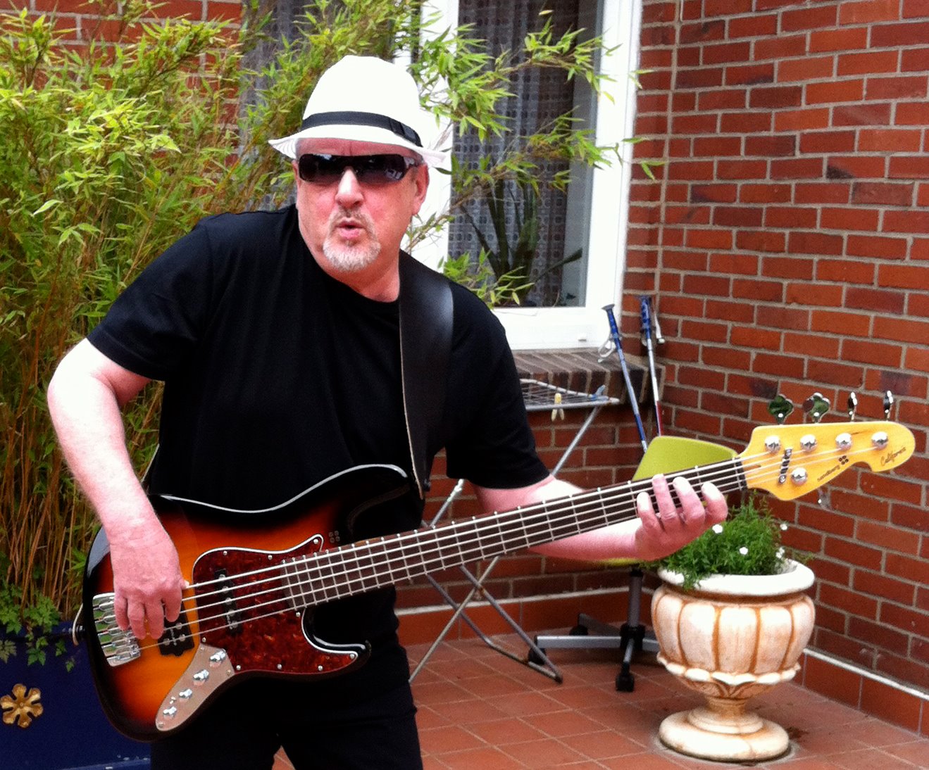 Ioji este nedespartit de chitara sa si canta de cate ori are ocazia foto: Facebook