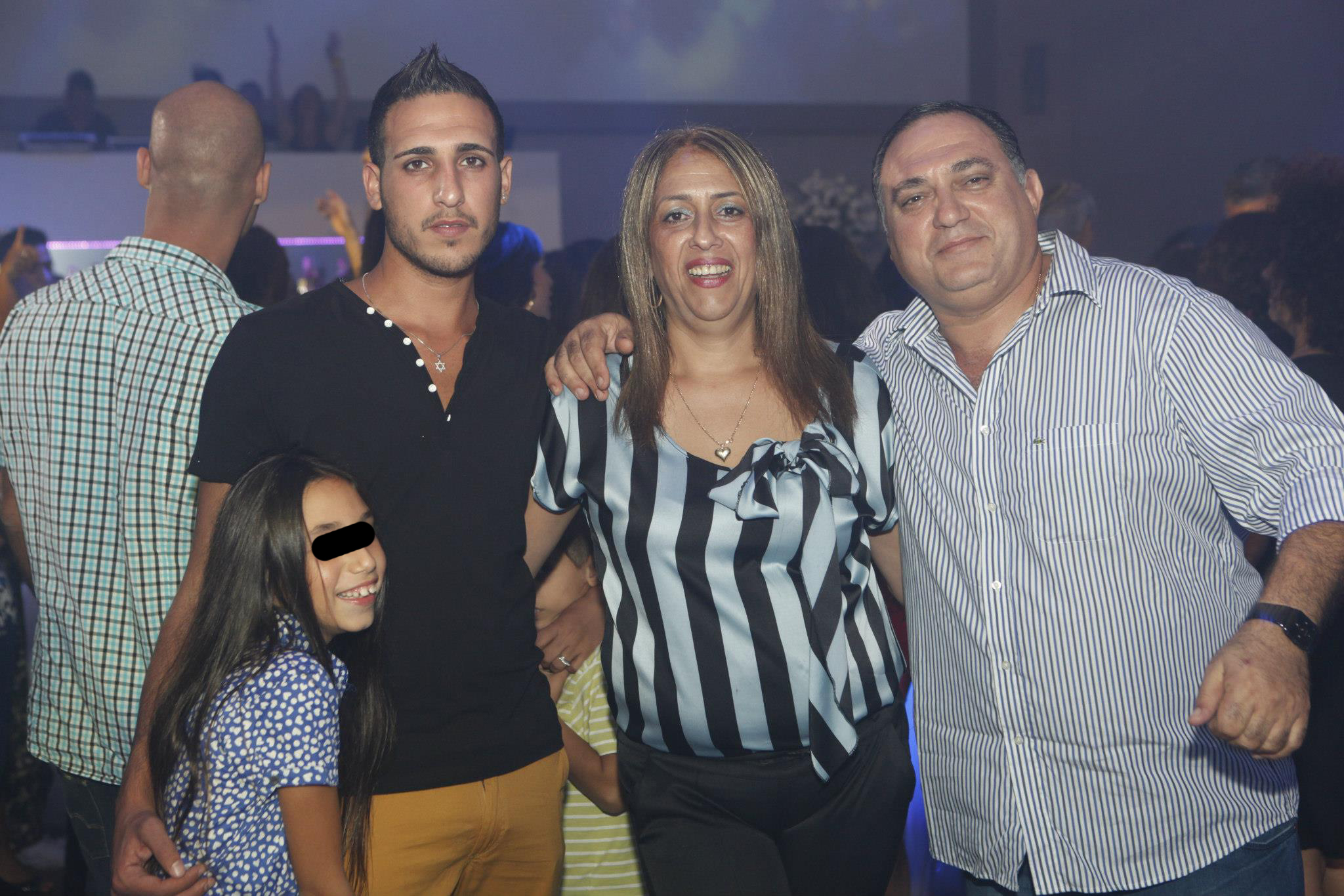 Tommy are o relatie stransa cu parintii lui si cel mai mult o iubeste pe sora cea mica