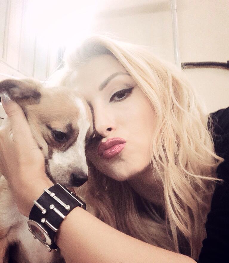 Andreea a fost criticata de fani ca nu stie sa se dea cu ruj