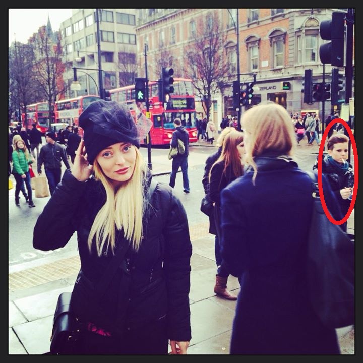 Fanii Deliei l-au remarcat pe copilul din dreapta imaginii, care fumeaza