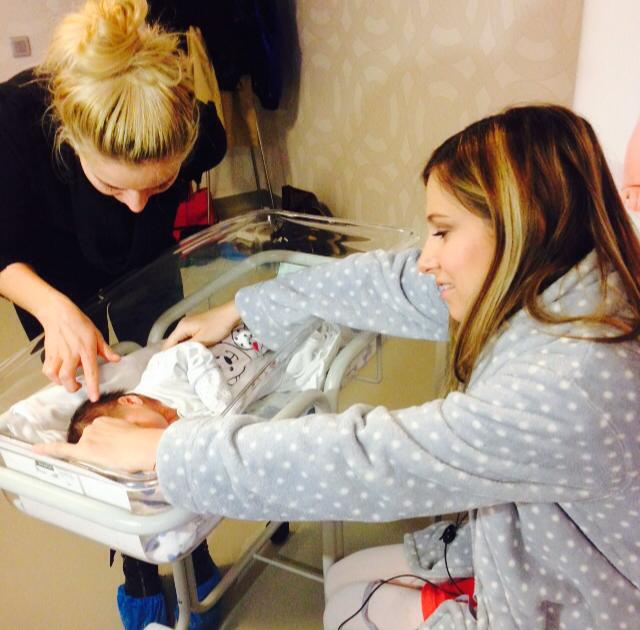 Dana le-a aratat prietenelor ei bebelusul