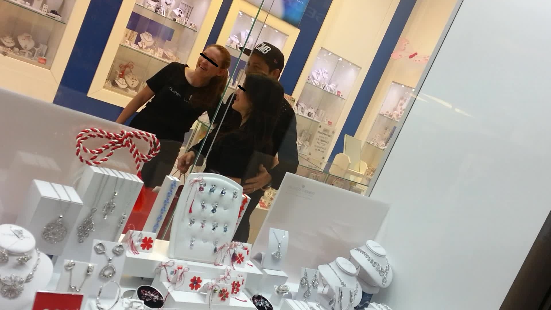 Manelistul s-a pozat cu admiratoarele sale