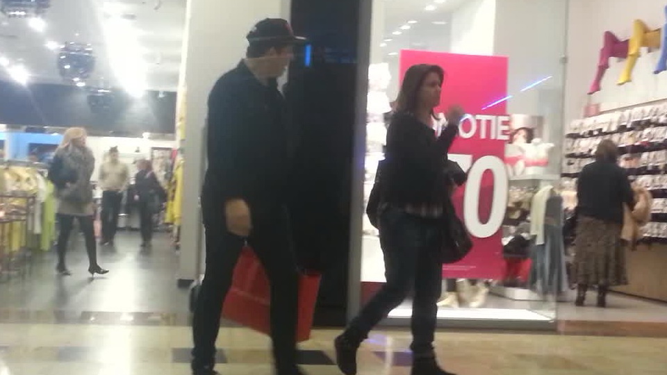 Cei doi parasesc magazinul dupa ce au cumparat mai multe obiecte de imbracaminte