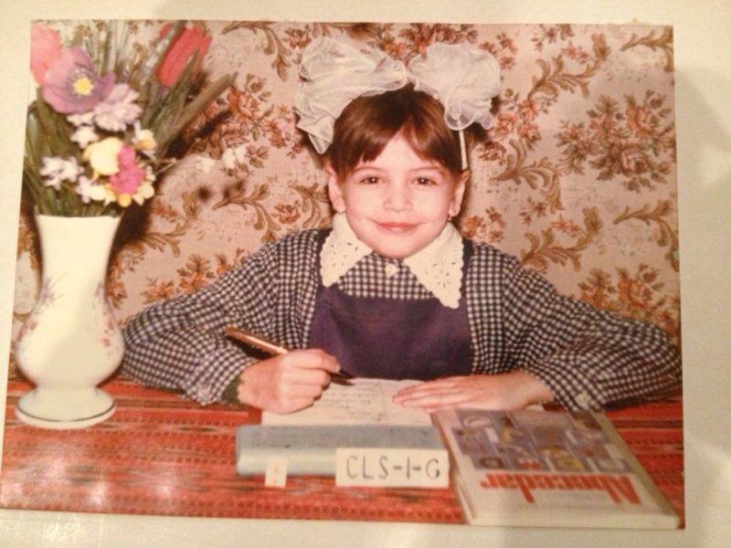 Monica Gabor in clasa intai, in uniforma