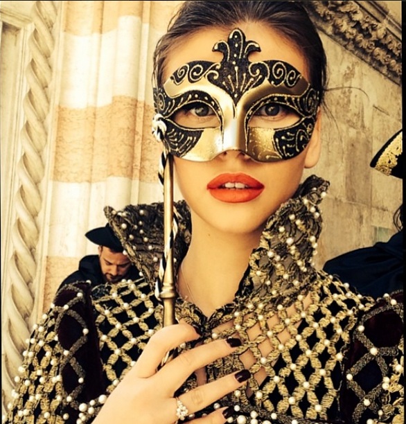 Roxana s-a deghizat pentru carnavalul de la Venetia