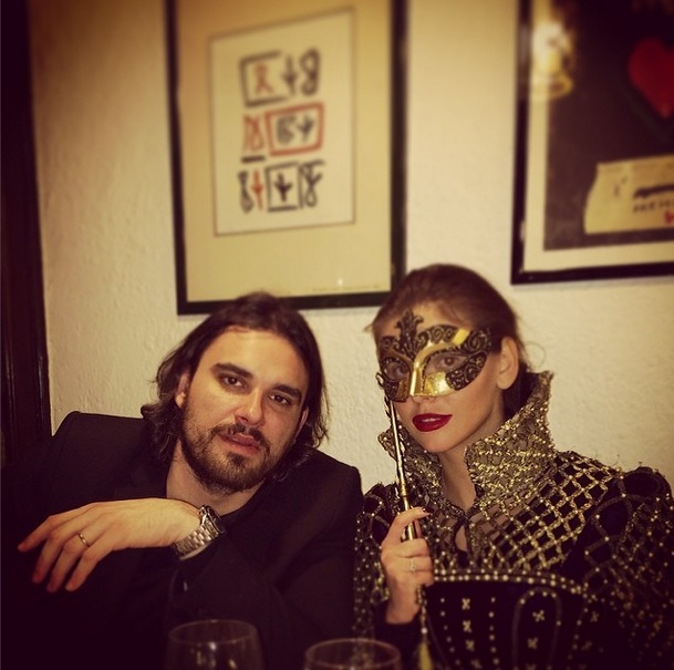 In timp ce Roxana si-a luat masca, sotul ei a preferat sa nu se costumeze