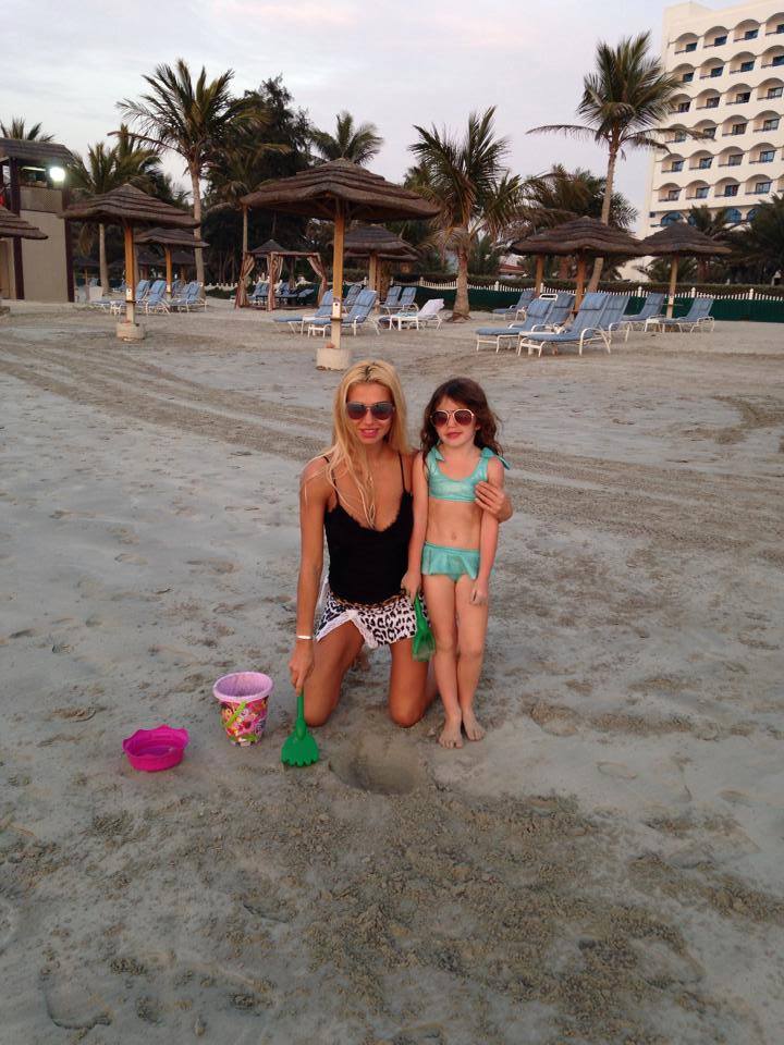 Loredana si fiica ei au mers impreuna in vacanta la plaja