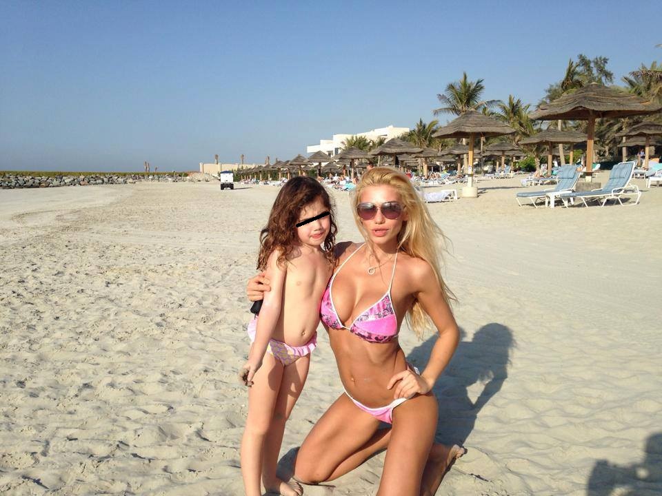 Fosta cantareata pozeaza mandra alaturi de fiica ei, Larisa