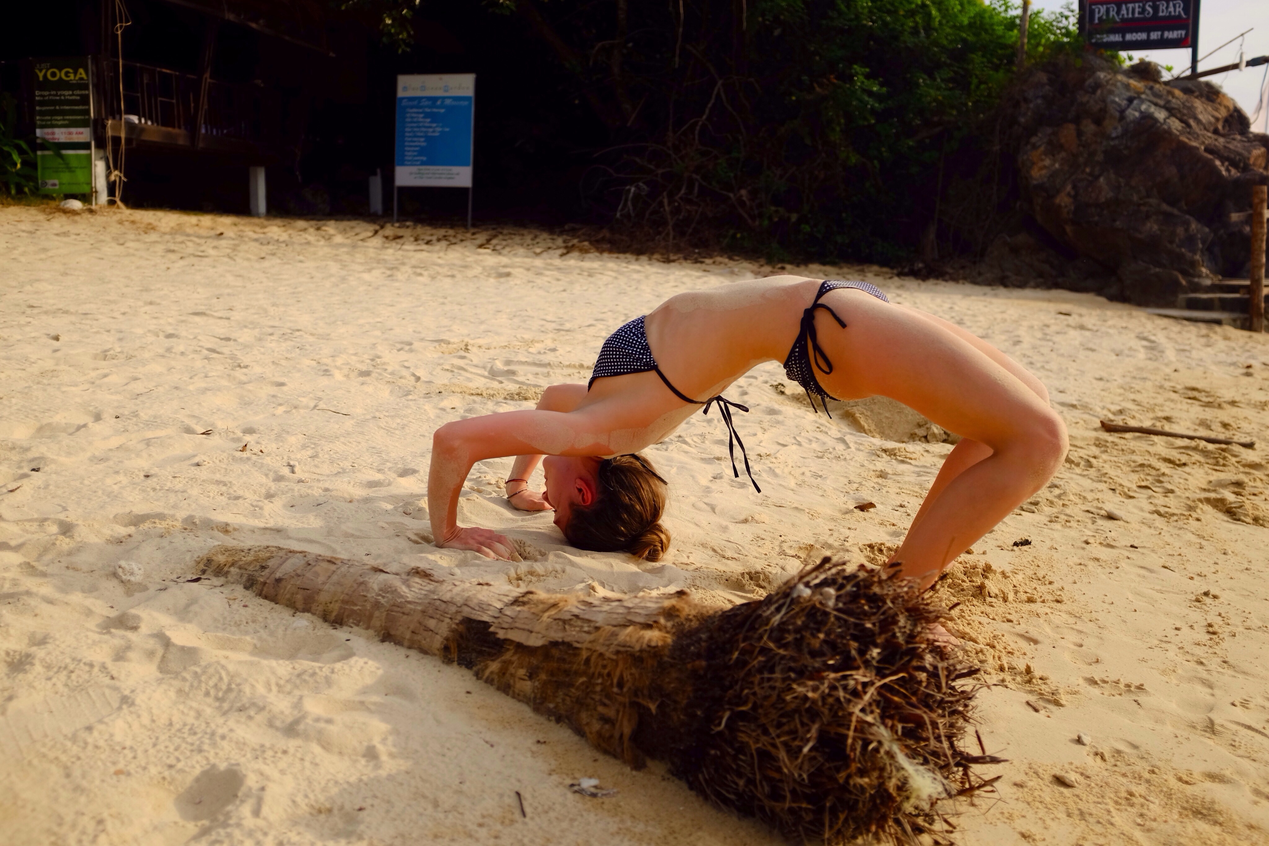 In costum de baie, pe o plaja pustie, asa arata o sedinta foto sexy pentru Adela