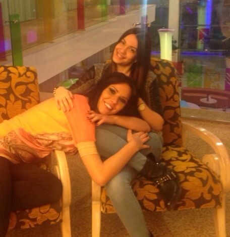 Cele doua s-au fotografiat in holul hotelului unde Salam are un apartament