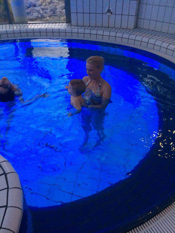 Elena si fetita ei s-au balacit de zor la piscina