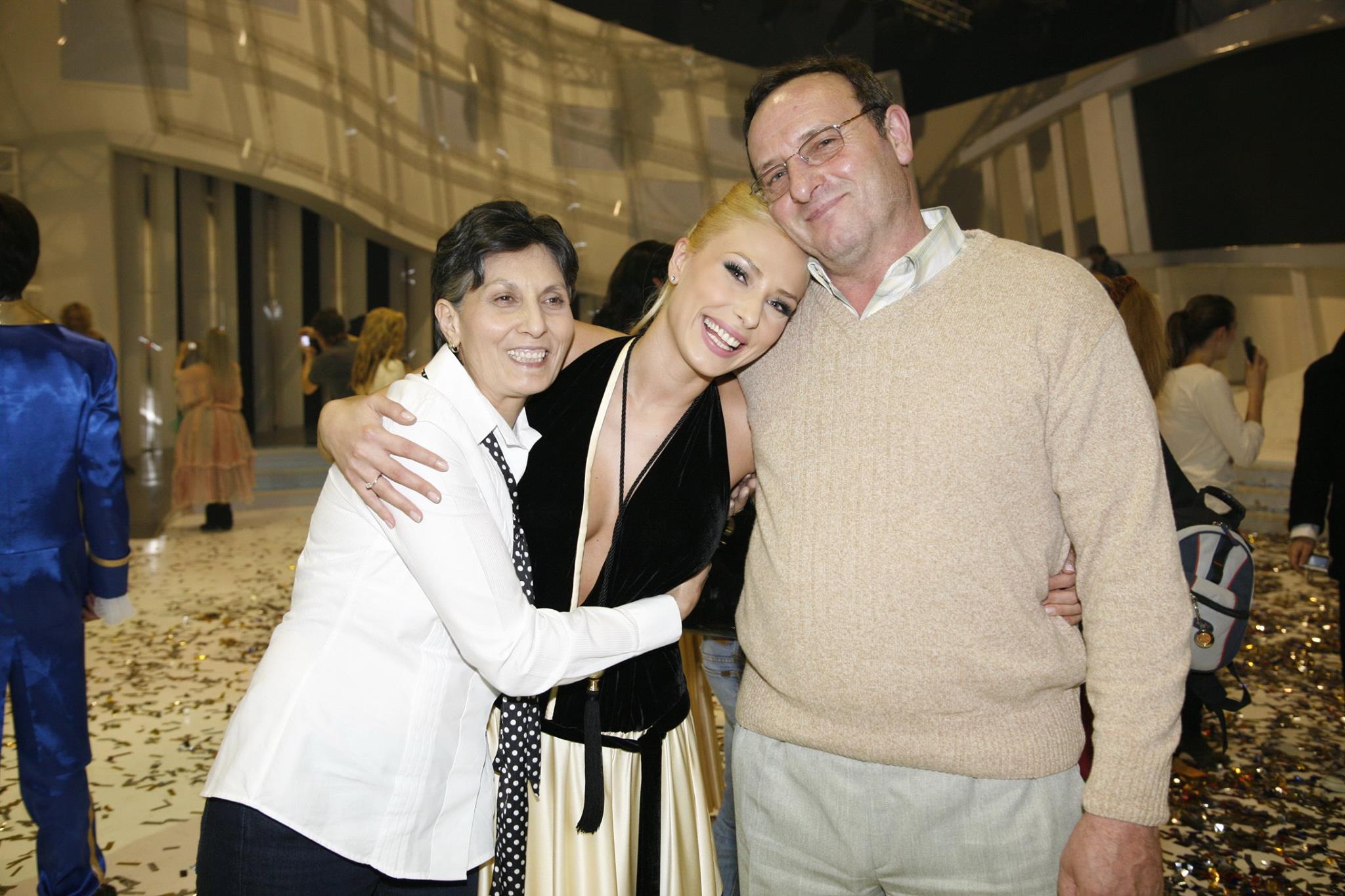 Iulia a aparut intr-o poza alaturi de parintii ei