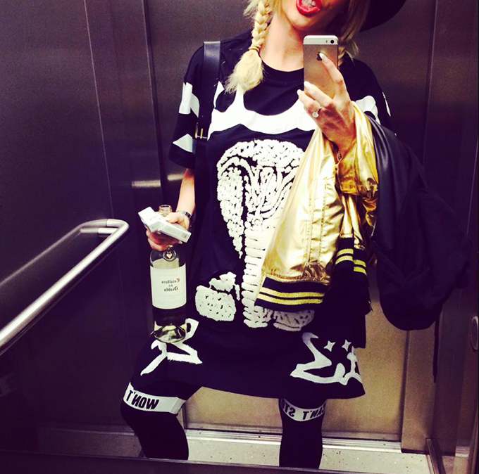 Asa s-a pozat Delia joi, dupa pranz, in liftul unui hotel