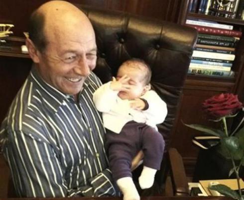 Traian Basescu a renuntat la fumat pentru nepoata sa