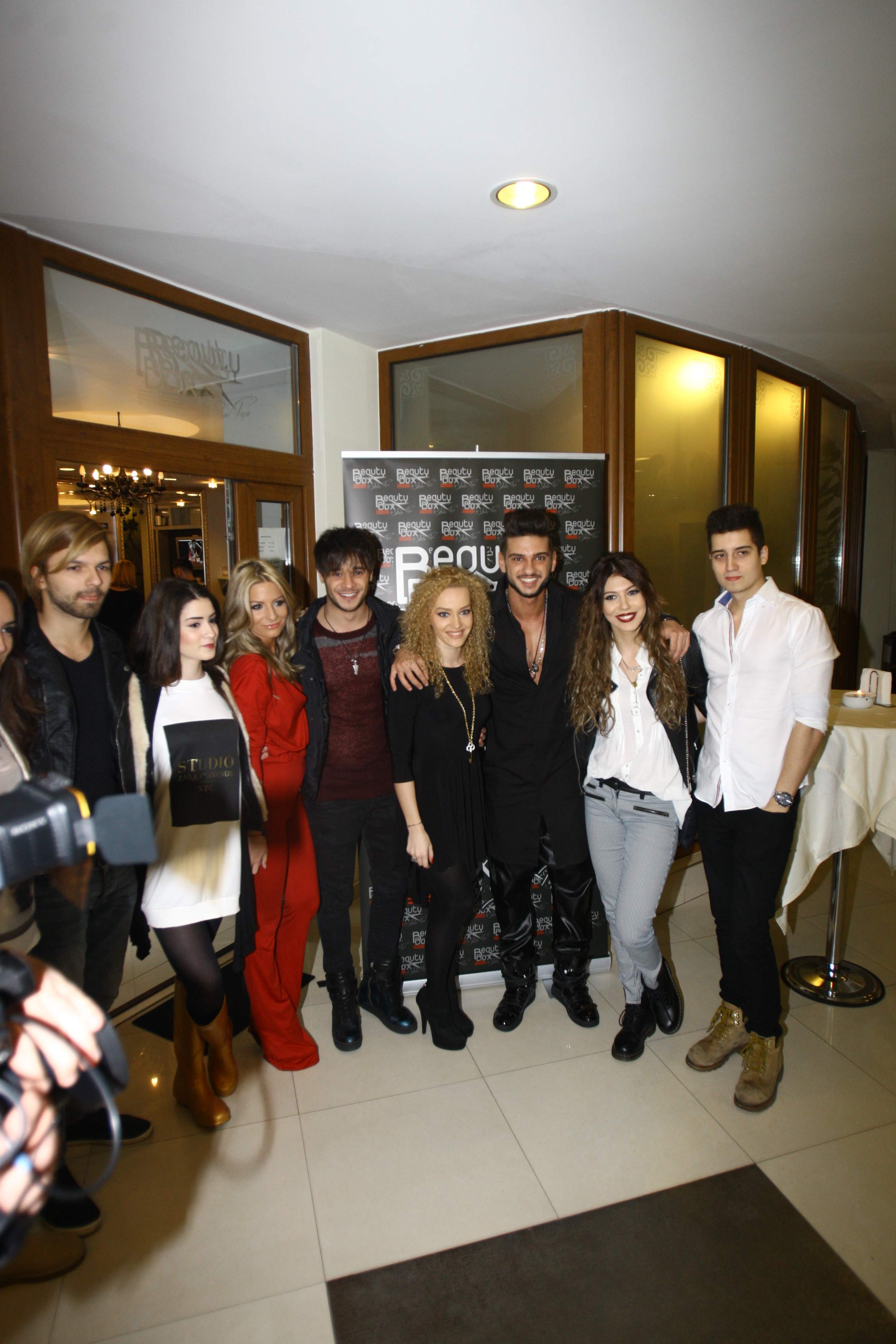 Popa a fost sprijinit si colegii lui de trupa