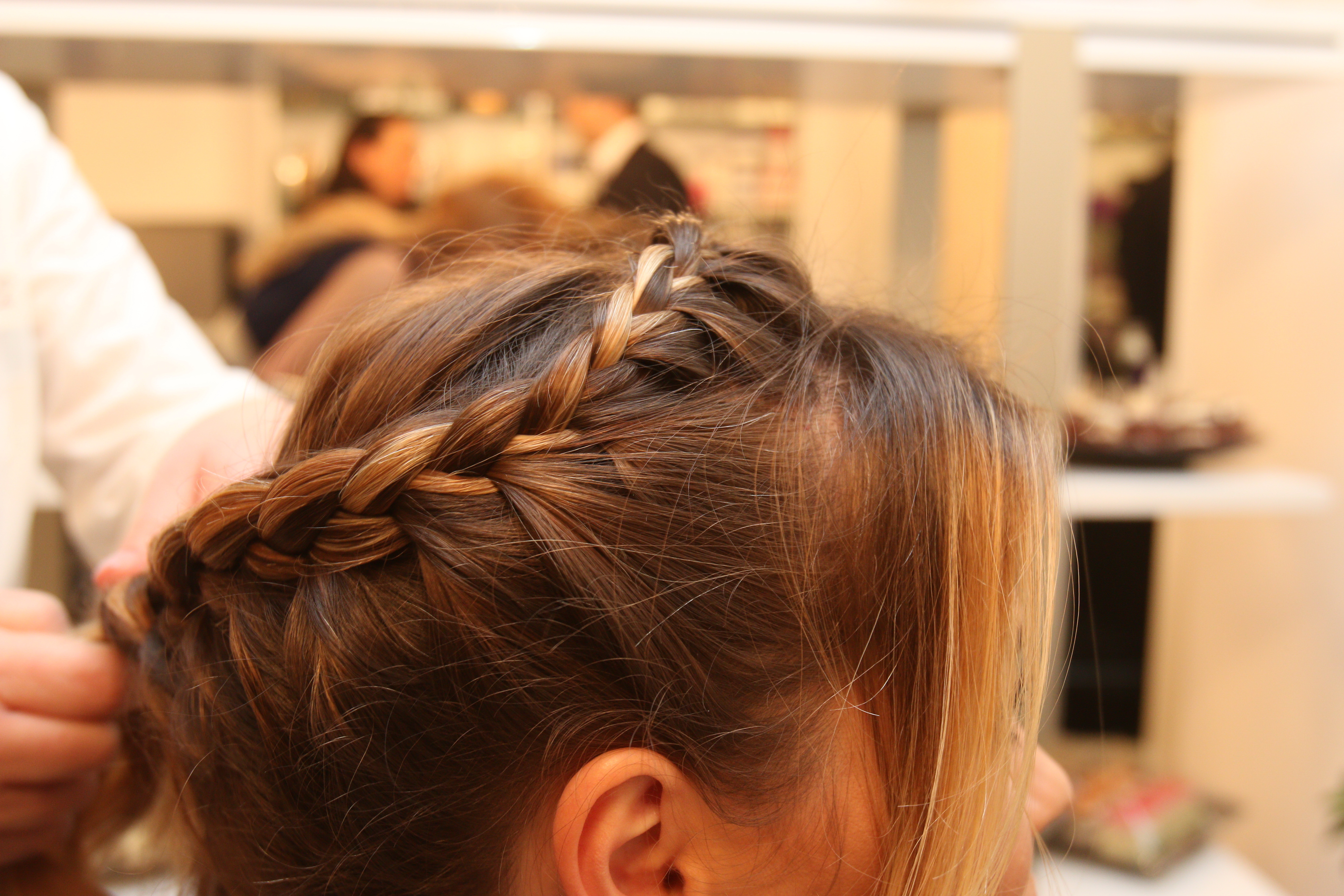 Vedeta s-a asezat cuminte pe scaun si a asteptat sa fie