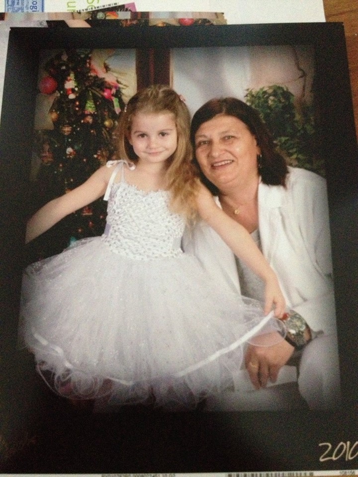 Irinuca, fiica Monicai, alaturi de bunica sa