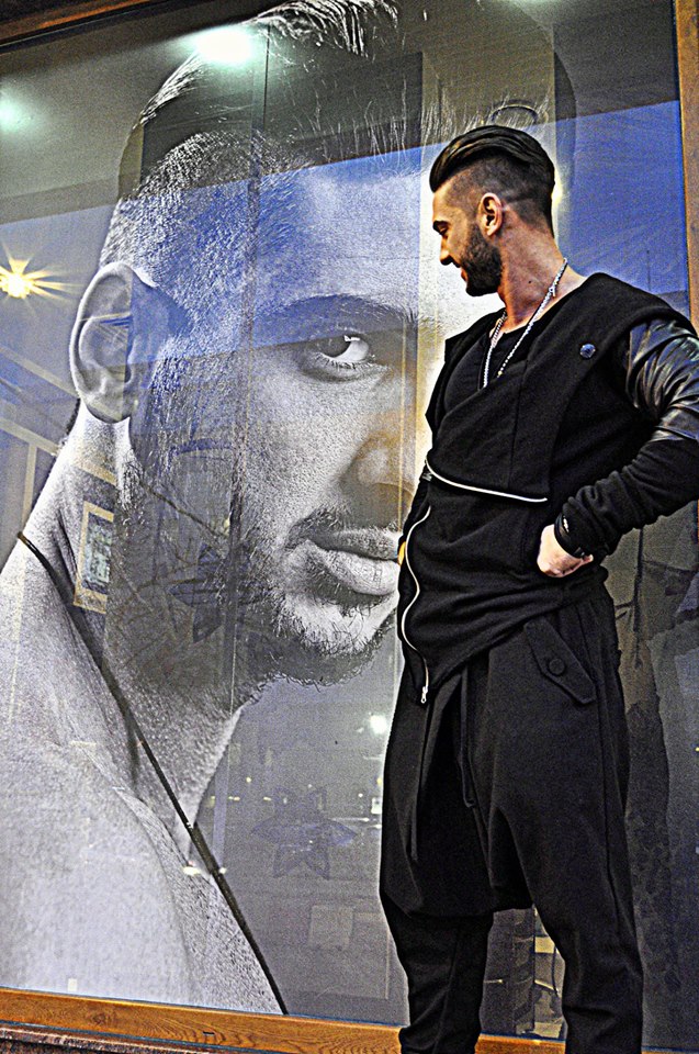 Are o poza cu chipul sau in salon