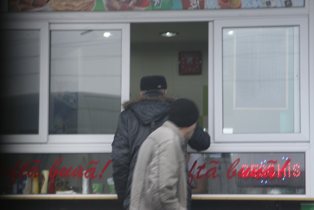Fast food-ul din zona Pietei Obor nu duce lipsa de clienti