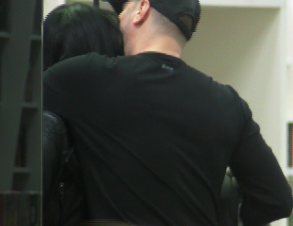 Fizz si iubita lui au facut risipa de gesturi tandre la librarie