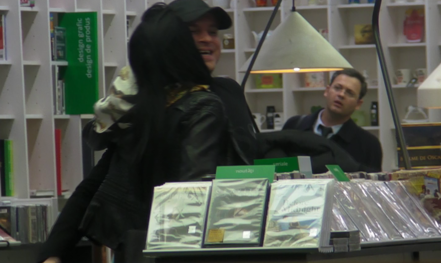 Un barbat nu si-a mai luat ochii de la cuplul indragostit