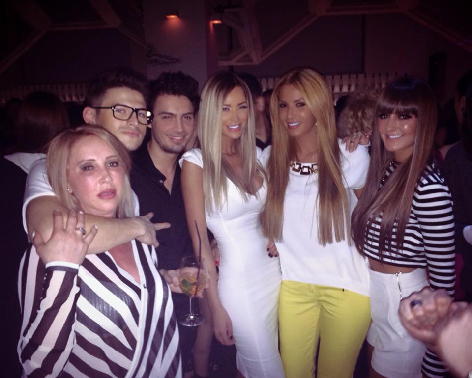 La petrecere au participat cei mai buni prieteni ai Biancai, dar si Victor, care si-a facut aparitia spre final