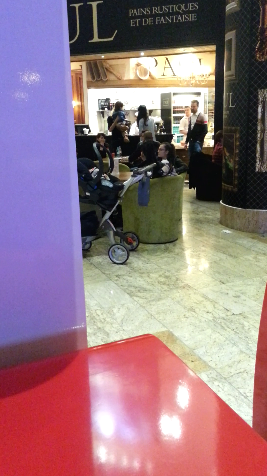 Dupa plimbarea prin mall, cei trei s-au oprit la o patiserie celebra