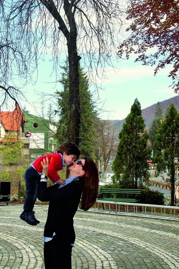 Iuliana isi incarca de fiecare data bateriile atunci cand se afla alaturi de fiul ei foto: arhiva personala