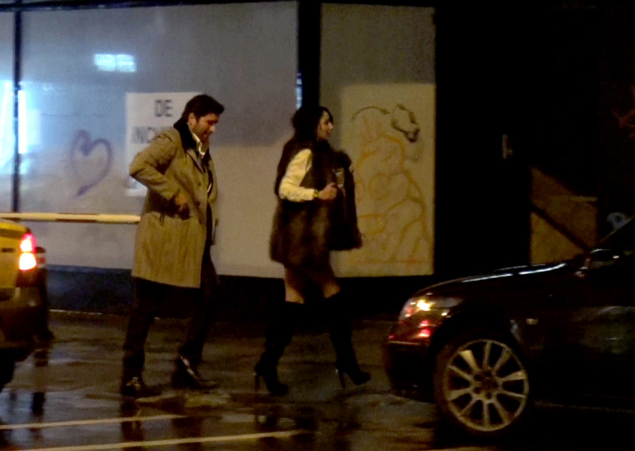 Cei doi se opresc in fata blocului unde locuieste Anemona Daminuta