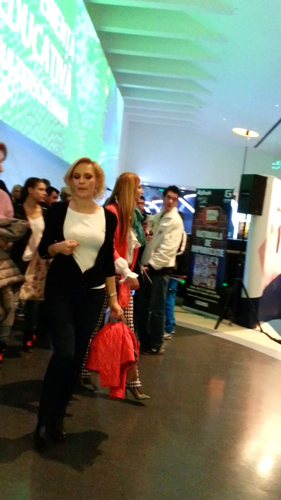 Gabi si sotul ei au mers la film impreuna cu catva prieteni