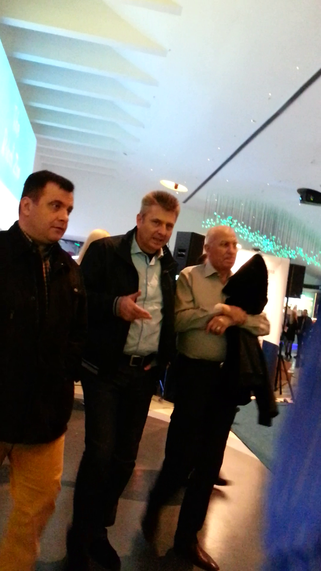 Cei doi soti au iesit pe rand din sala de cinema