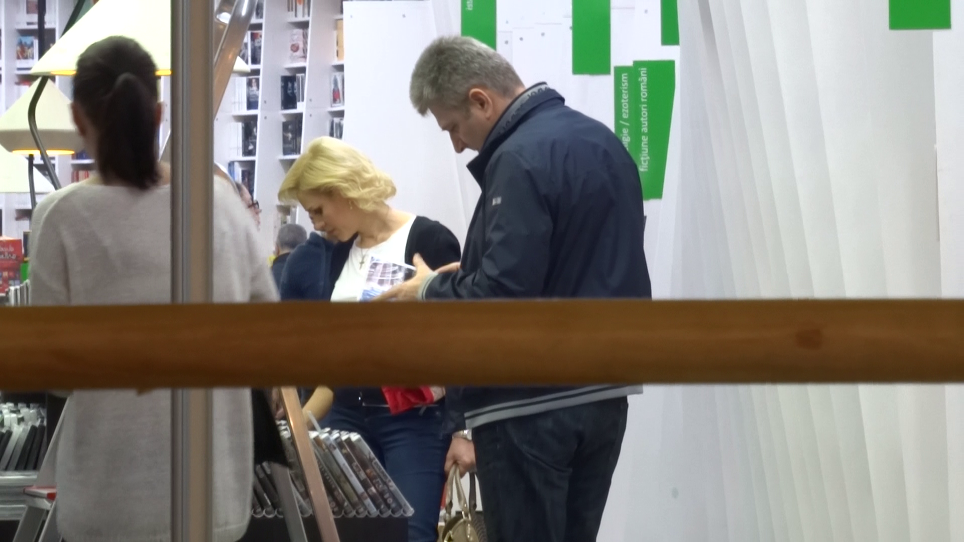 Firea se opreste la librarie unde rasfoieste cateva carti
