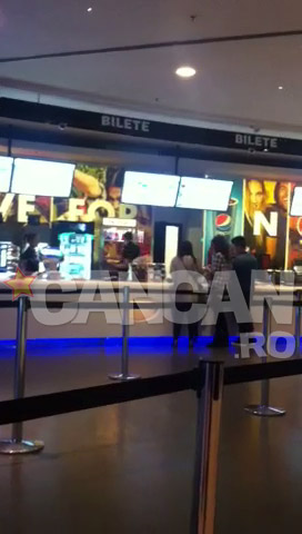 Memelusa a mers la mall impreuna cu prietenii