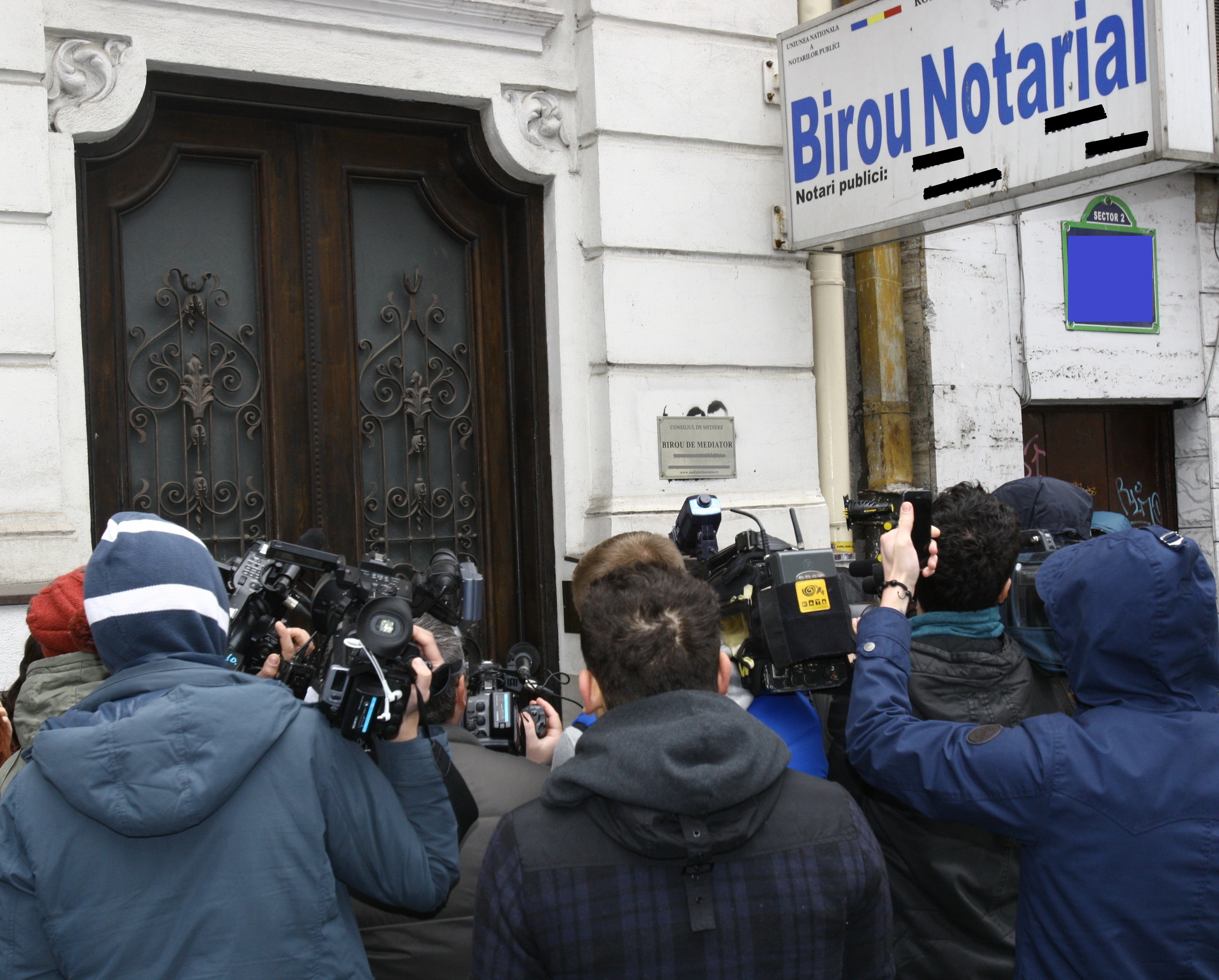 Victor si Bianca au incercat sa creeze o diversiune la notariat, pentru a scapa de jurnalisti