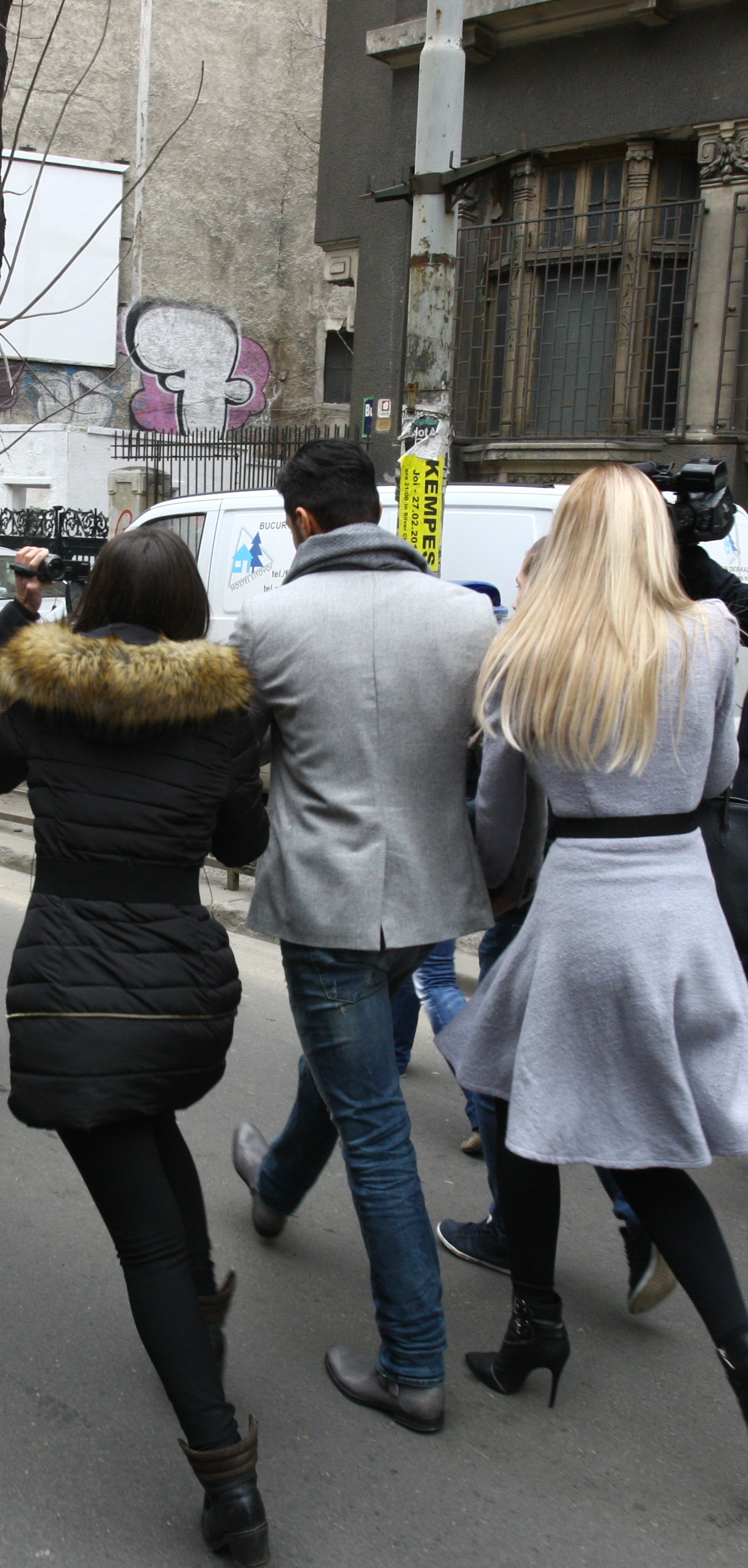 Cei doi au iesit de la notar tinandu-se de mana, insa, destul de suparati