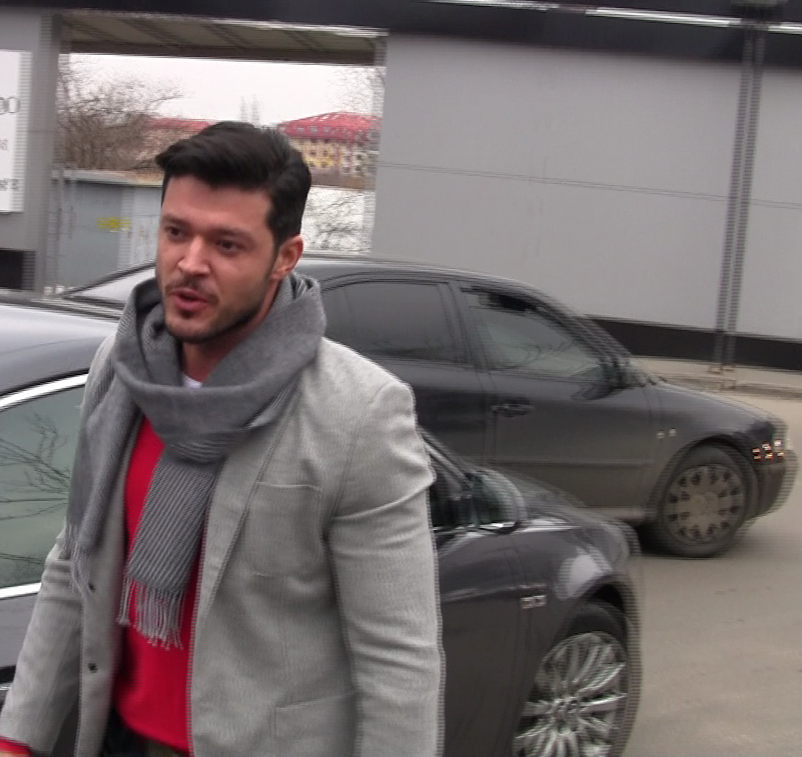 La un moment dat, Victor s-a dat jos din masina si a discutat cu presa. Era vizibil nervos