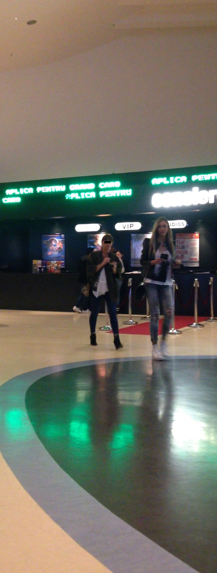 Aseara, Bianca a fost la mall cu o prietena si au urmarit impreuna un film