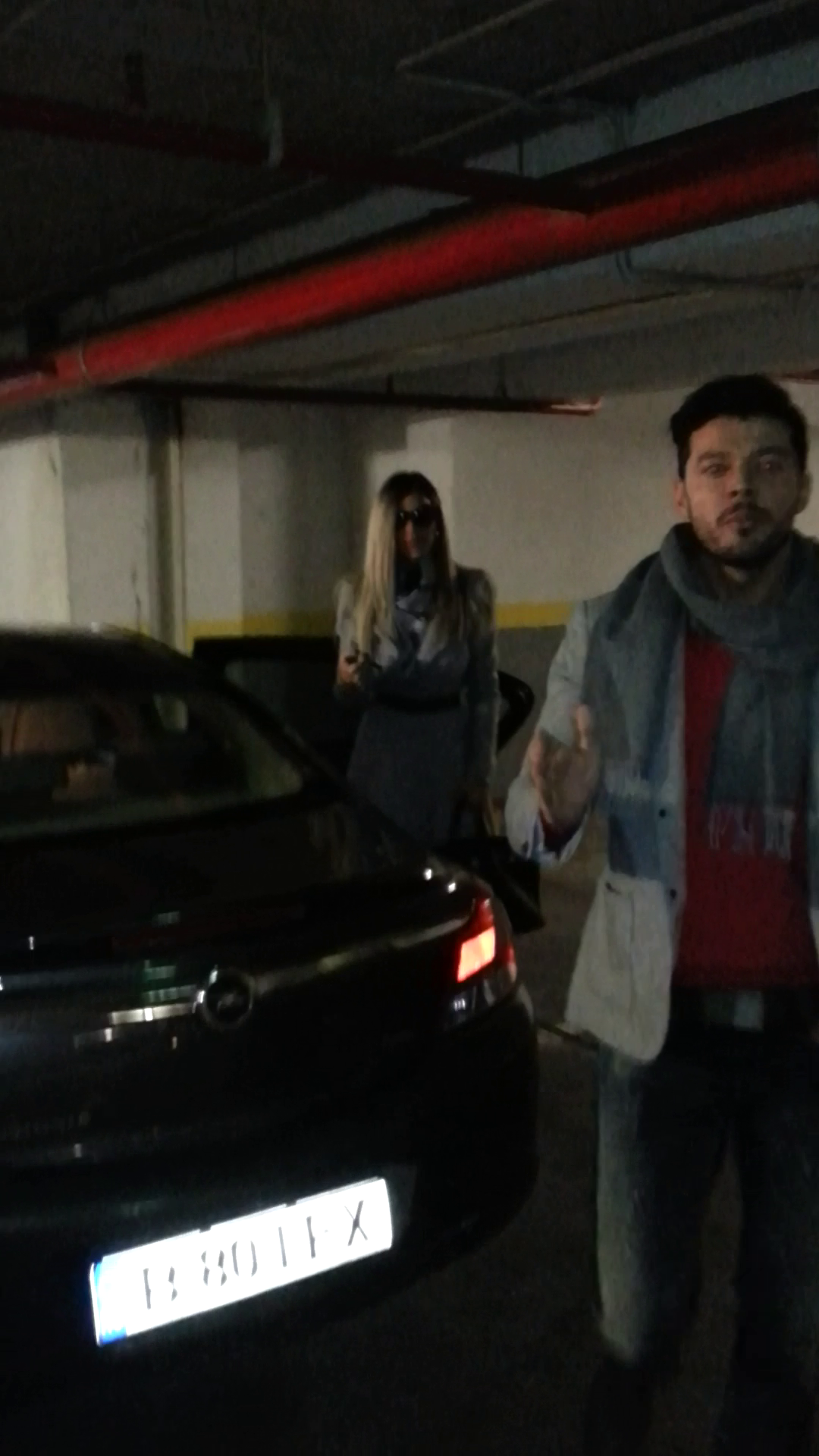 Ajunsi acasa, Victor si Bianca au intrat prin subsolul blocului, iar prezentatorul meteo a incercat sa ii tina la distanta pe jurnalisti