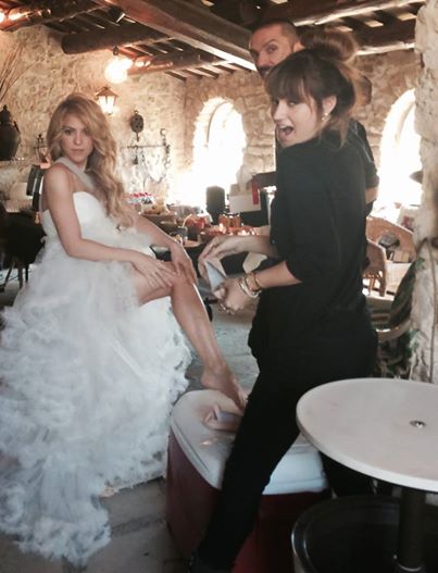 Shakira a filmat imbracata in rochie de mireasa pentru ultimul ei videoclip