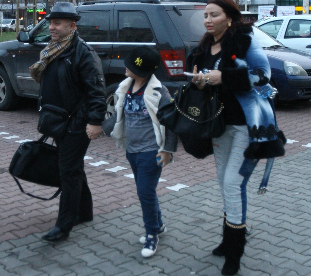 S-au tinut de mana ca o familie fericita