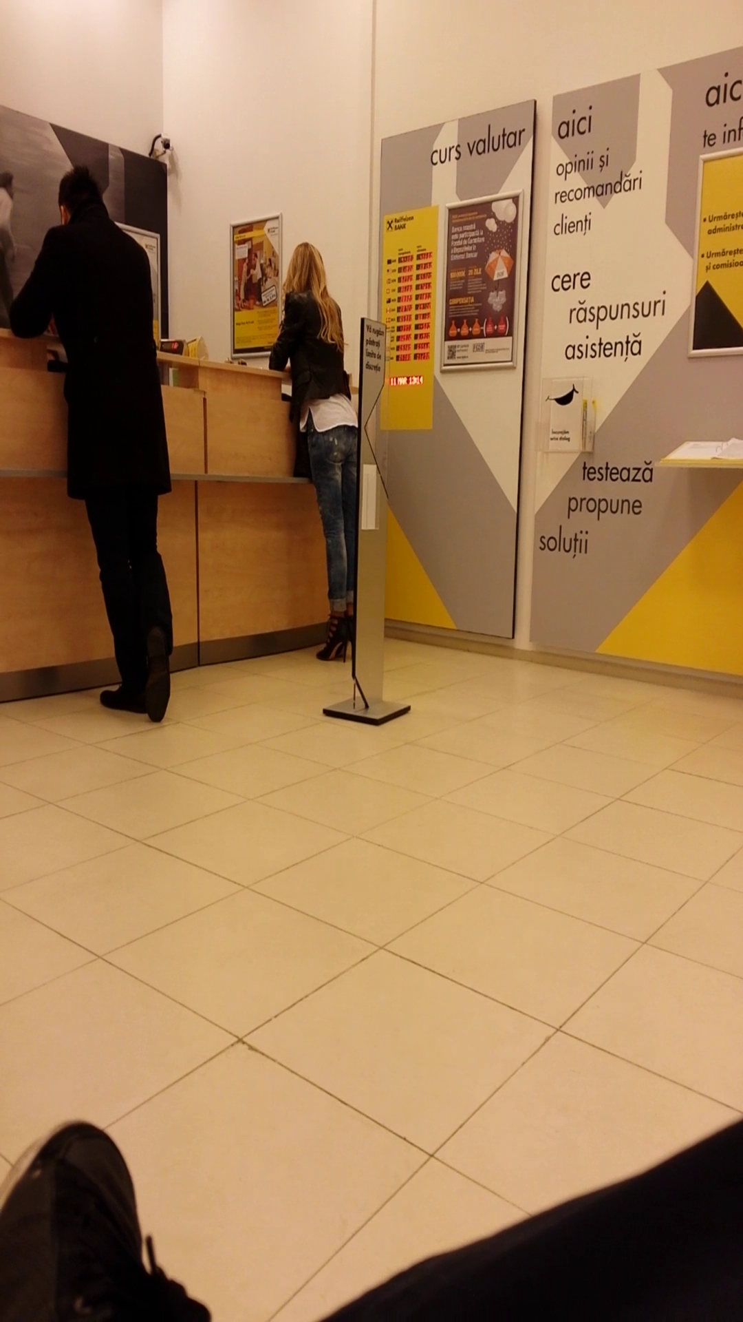 Bianca s-a dus astazi, la pranz, la banca, pentru a-si verifica conturile